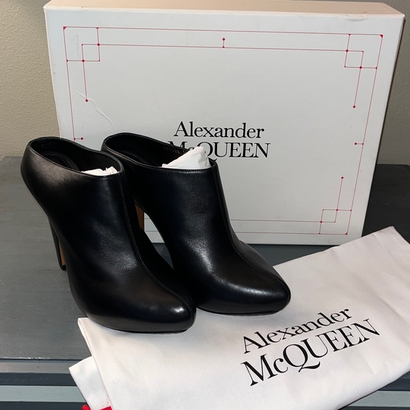 Alexander McQueen Leather High Heel Pumps 37/7 Black Solid Slip On NIB w Dustbag - Picture 3 of 17